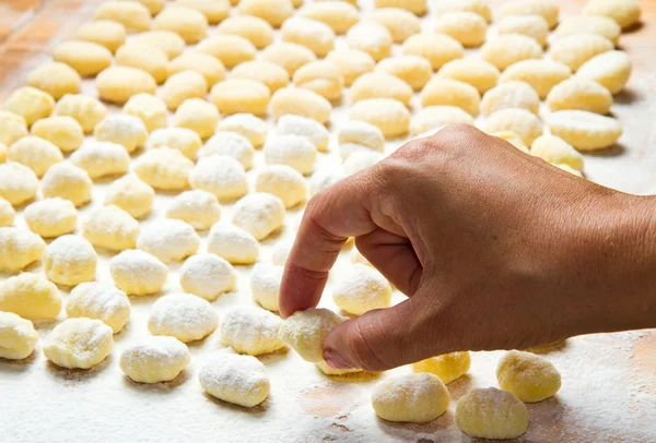 Gnocchis de pommes de terre frais faits maison prêts à cuire — Photo