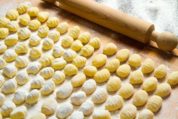 Свіжі саморобні картопляні гончики готові до приготування — стокове фото