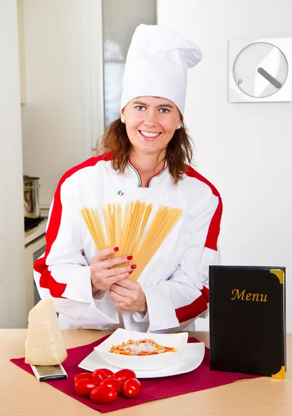 Vrouw chef-kok met spaghetti — Stockfoto