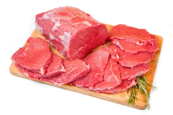 거 대 한 붉은 고기 덩어리와 나무 테이블에 스테이크 — 스톡 사진