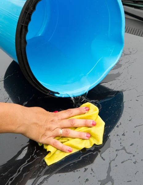 Lavado de coches con paño y cubo — Foto de Stock