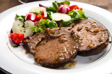 sığır eti taze salata ile süslenmiş