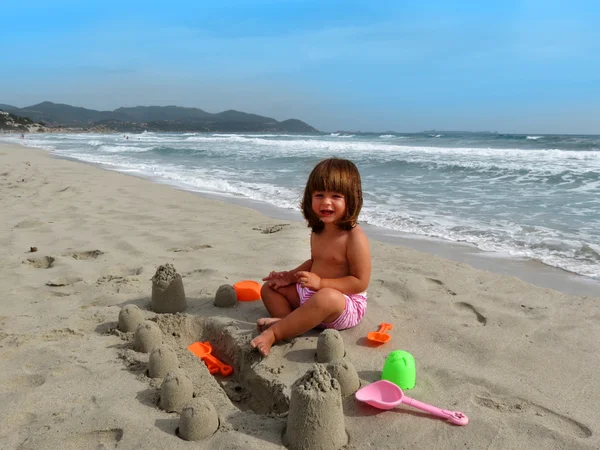 在海滩上玩的小女孩. — 图库照片