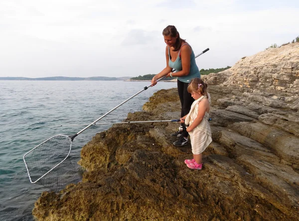 Dcera a matka rybolov na moři — Stock fotografie