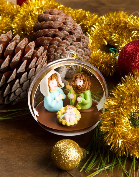 Decoración de Navidad y cuna en mesa de madera — Foto de Stock