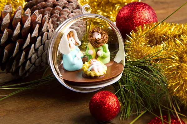 Decoración de Navidad y cuna en mesa de madera — Foto de Stock