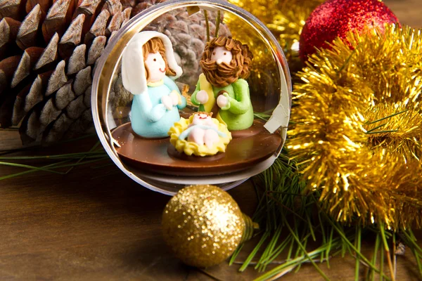 Decoración de Navidad y cuna en mesa de madera — Foto de Stock