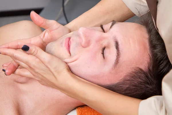 Man massage krijgen in thebeauty centrum — Stockfoto