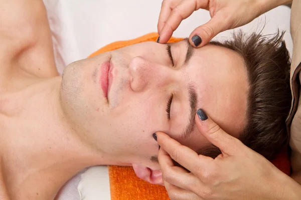 Hombre recibiendo masaje en el centro de belleza —  Fotos de Stock