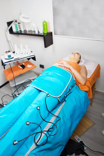 Legs pressotherapy machine on woman in beauty center — Stock Photo, Image