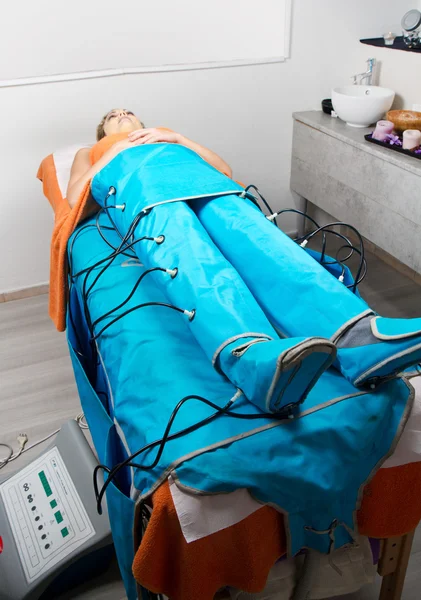 Benen pressotherapie machine op vrouw in schoonheidscentrum — Stockfoto