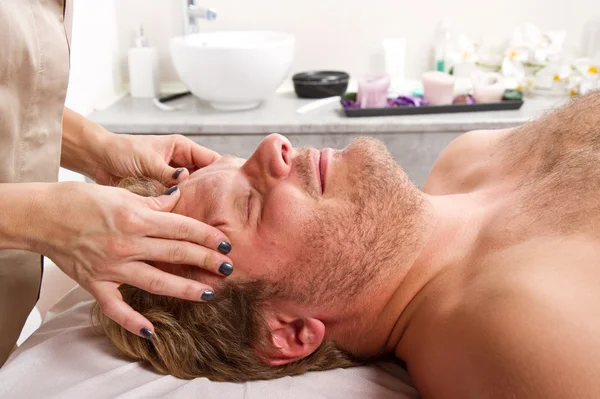 Hombre recibiendo masaje en el centro de belleza — Foto de Stock