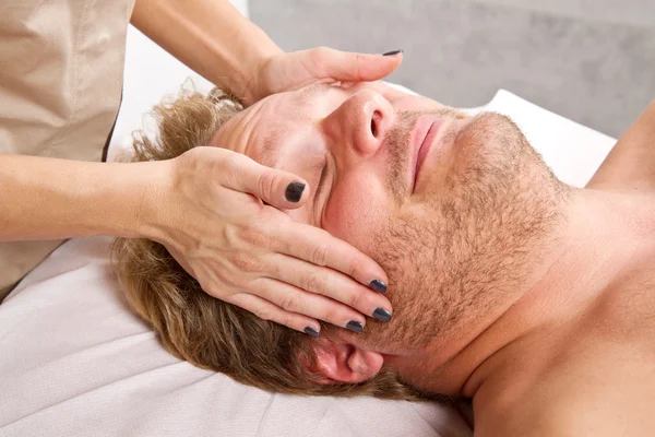 Homem recebendo massagem no centro de beleza — Fotografia de Stock