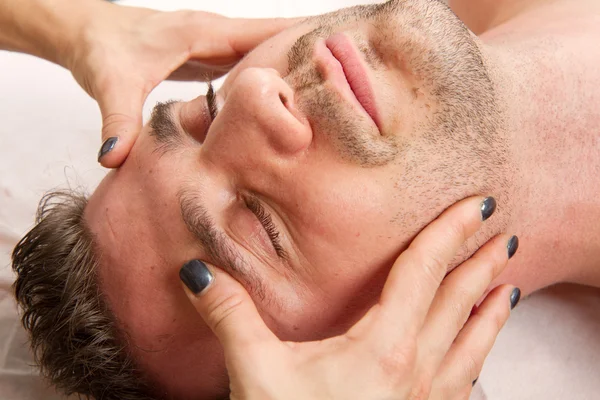 Człowiek zaczyna masaż w centrum thebeauty — Zdjęcie stockowe