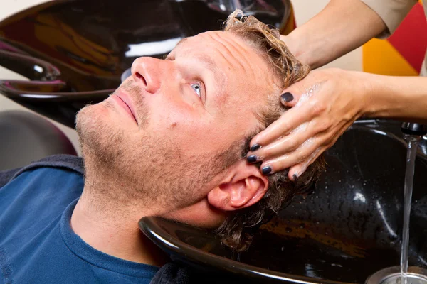 Washing man hair in beauty parlour hairdressing salon — Stock Photo, Image