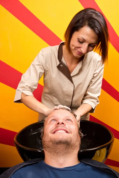 Tvättar man håret i beauty parlour frisörsalong — Stockfoto