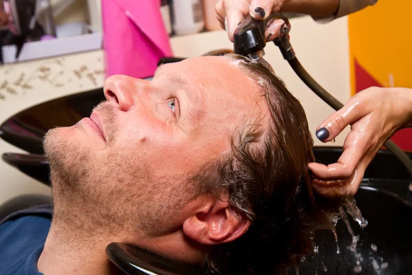 男ビューティー パーラー理髪サロンで髪を洗う — ストック写真