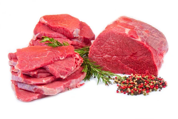 Enorme pedaço de carne vermelha e bife isolado sobre fundo branco — Fotografia de Stock