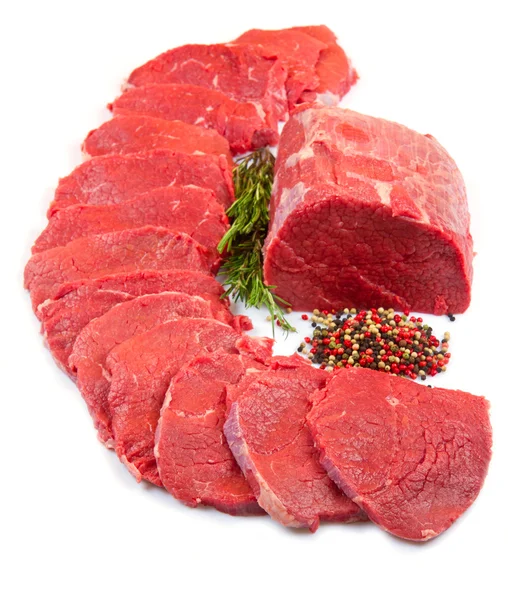 Enorme pedaço de carne vermelha e bife isolado sobre fundo branco — Fotografia de Stock