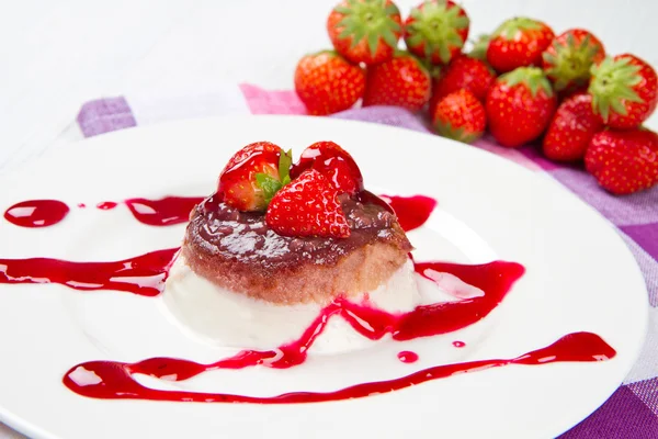 Panna cotta dessert with strawberry sirup and fresh strawberry — Stock Photo, Image