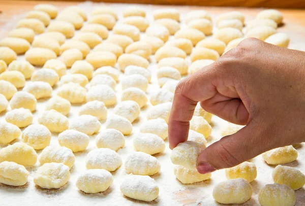 Frische hausgemachte Kartoffelgnocchi zum Kochen bereit — Stockfoto
