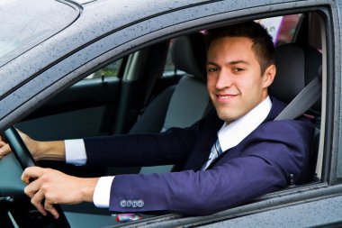 Arabasını süren yakışıklı bir adamın portresi.