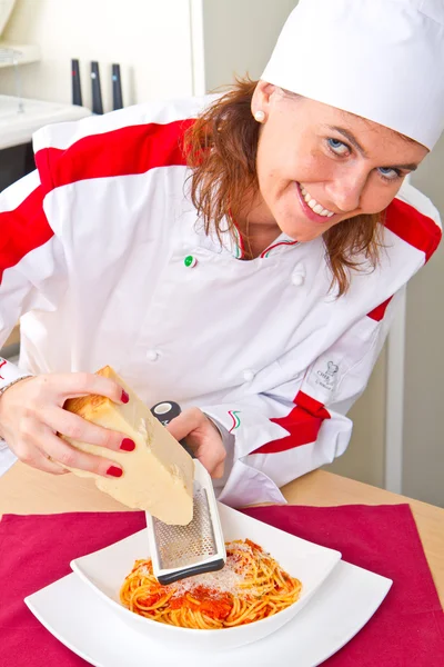 Kvinna kock med spaghetti och ingredienser — Stockfoto