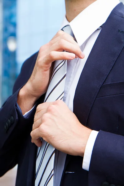 İş adamı kravatı ayarlıyor — Stok fotoğraf
