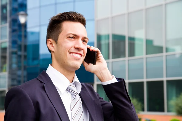 Retrato de um jovem empresário falando ao telefone — Fotografia de Stock