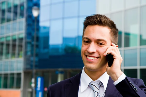 Retrato de um jovem empresário falando ao telefone — Fotografia de Stock
