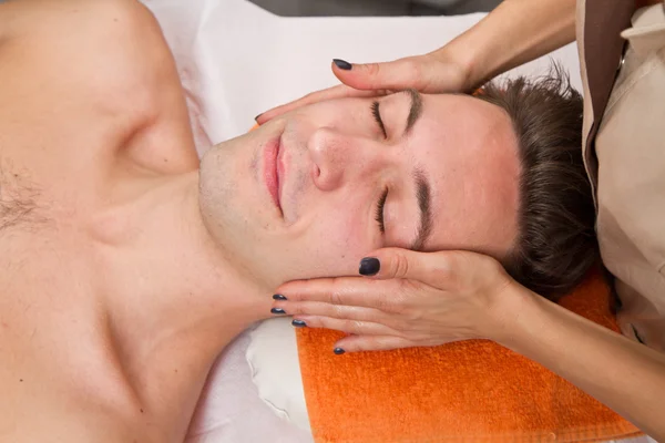 Muž dostává masáž v thebeauty centru — Stock fotografie