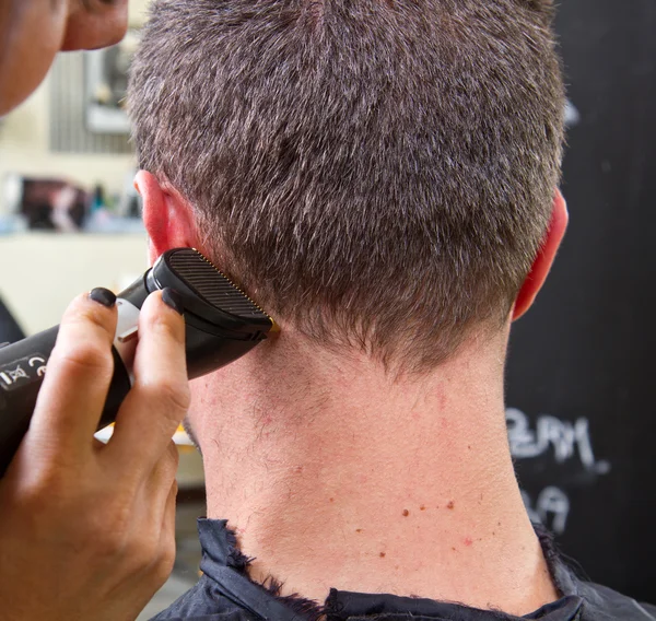 Homme au salon de coiffure — Photo