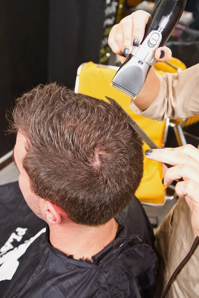 Homme au salon de coiffure — Photo