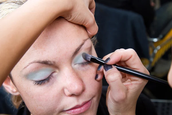 Maquillaje artista aplicando maquillaje de cejas — Foto de Stock