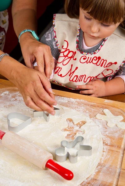 Bambina con mamma cuocere biscotti di Natale — Foto Stock