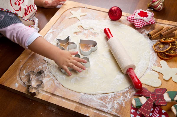 Küçük kız Noel kurabiye kesme pasta ile bir cooki — Stok fotoğraf