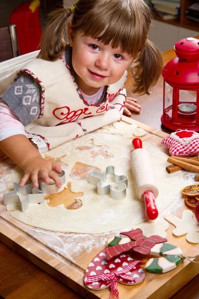 Niña hornear galletas de Navidad corte pastelería con una cooki —  Fotos de Stock
