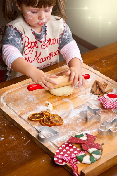 어린 소녀는 비스킷으로 절단 과자 크리스마스 쿠키를 굽고 — 스톡 사진