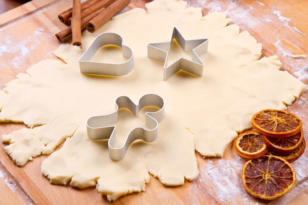 クリスマスのために手作りのクッキー生地 — ストック写真