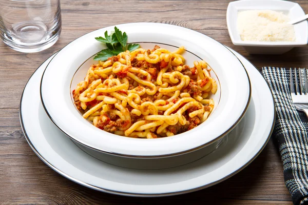 Pâtes avec sauce bolognaise et herbes — Photo