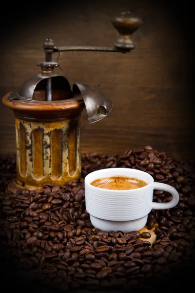 用豆子和咖啡杯咖啡研磨机 — 图库照片