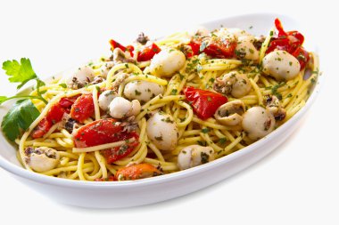 Spagetti mürekkep balığı ve domates ile
