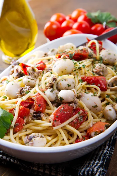 Spaghetti mit Tintenfisch und Tomaten — Stockfoto