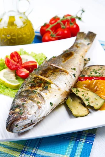 Ryby, Okoń morski z grilla z warzywami z grilla i cytryna — Zdjęcie stockowe