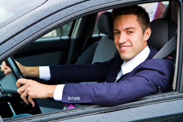 Porträtt av en stilig kille som kör sin bil — Stockfoto