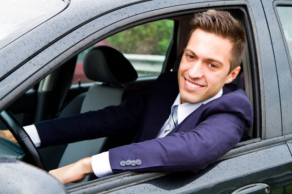 Retrato de um cara bonito dirigindo seu carro — Fotografia de Stock