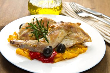 zeytin ve biber ile fırında tavşan