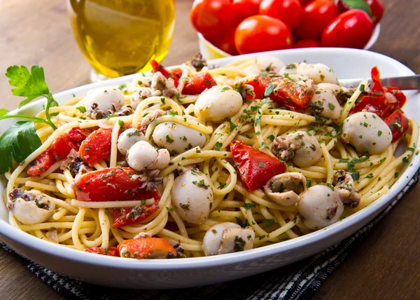 Spaghetti with cuttlefish and tomatoes — Stock Photo, Image