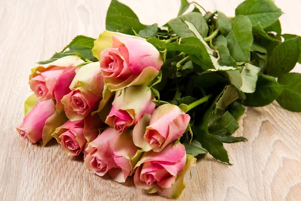 Růžové růže izolované na pozadí dřeva — Stock fotografie