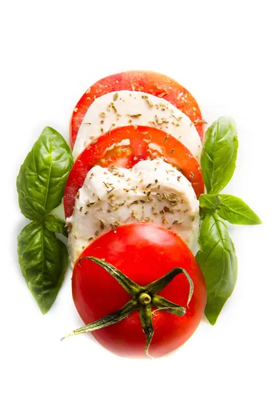 Mozzarella tomates basilic sur fond blanc — Photo